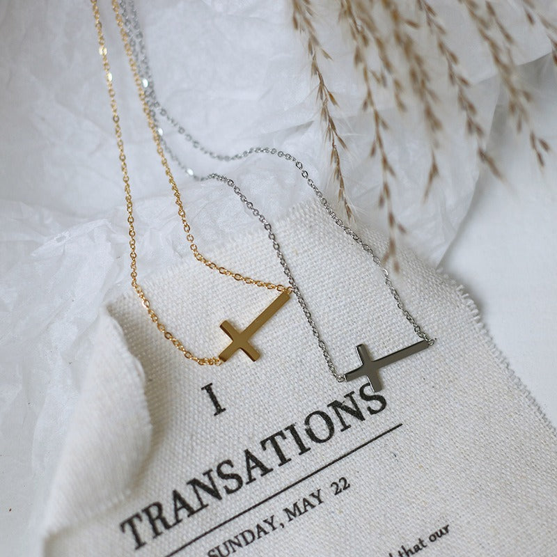 Nelly – Minimalist Cross Chain in Gold