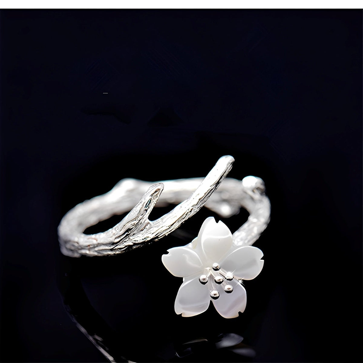 Lilou – Adjustable Vintage Ring Featuring a White Flower