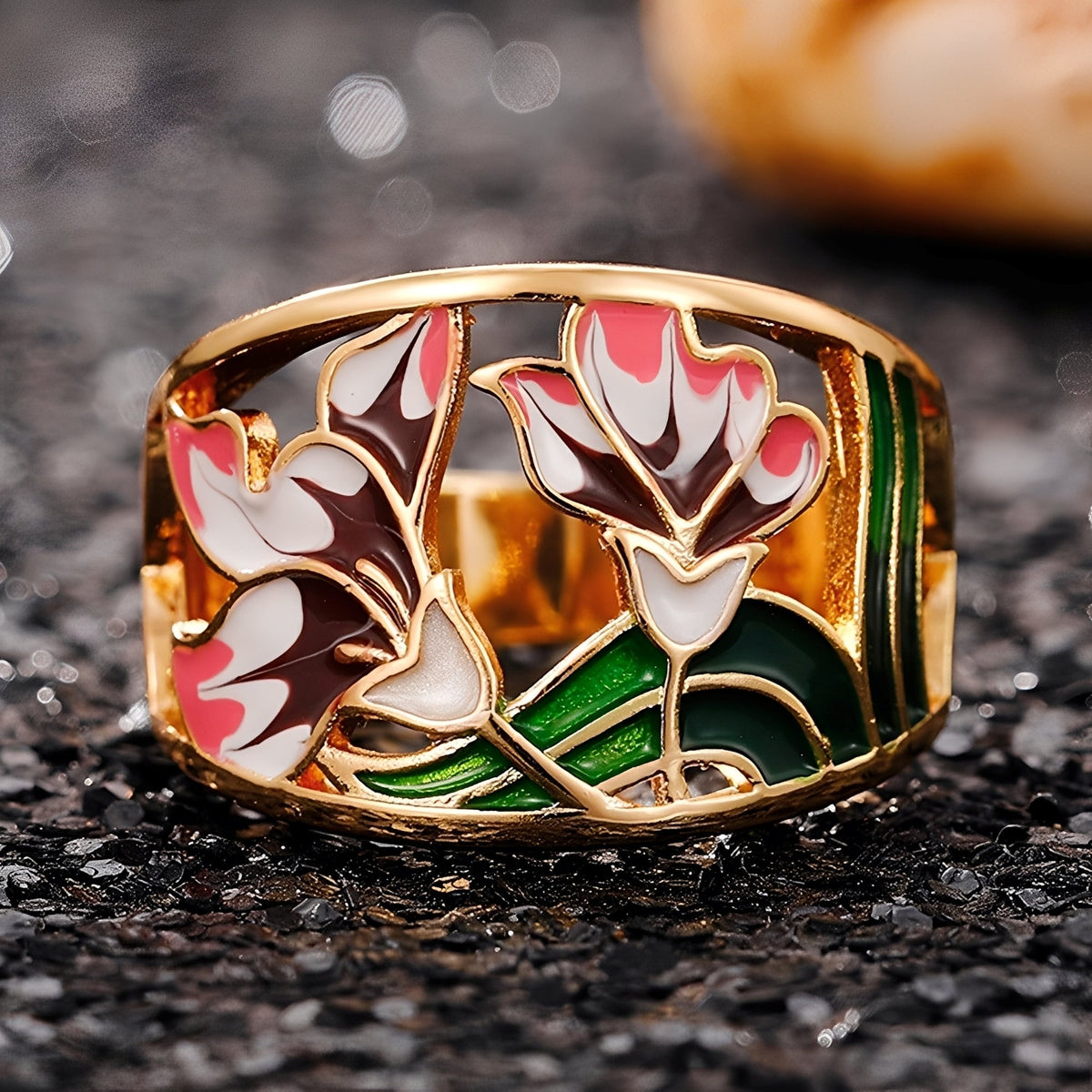 Cess – Enamelled gold ring featuring flowers in a vintage design