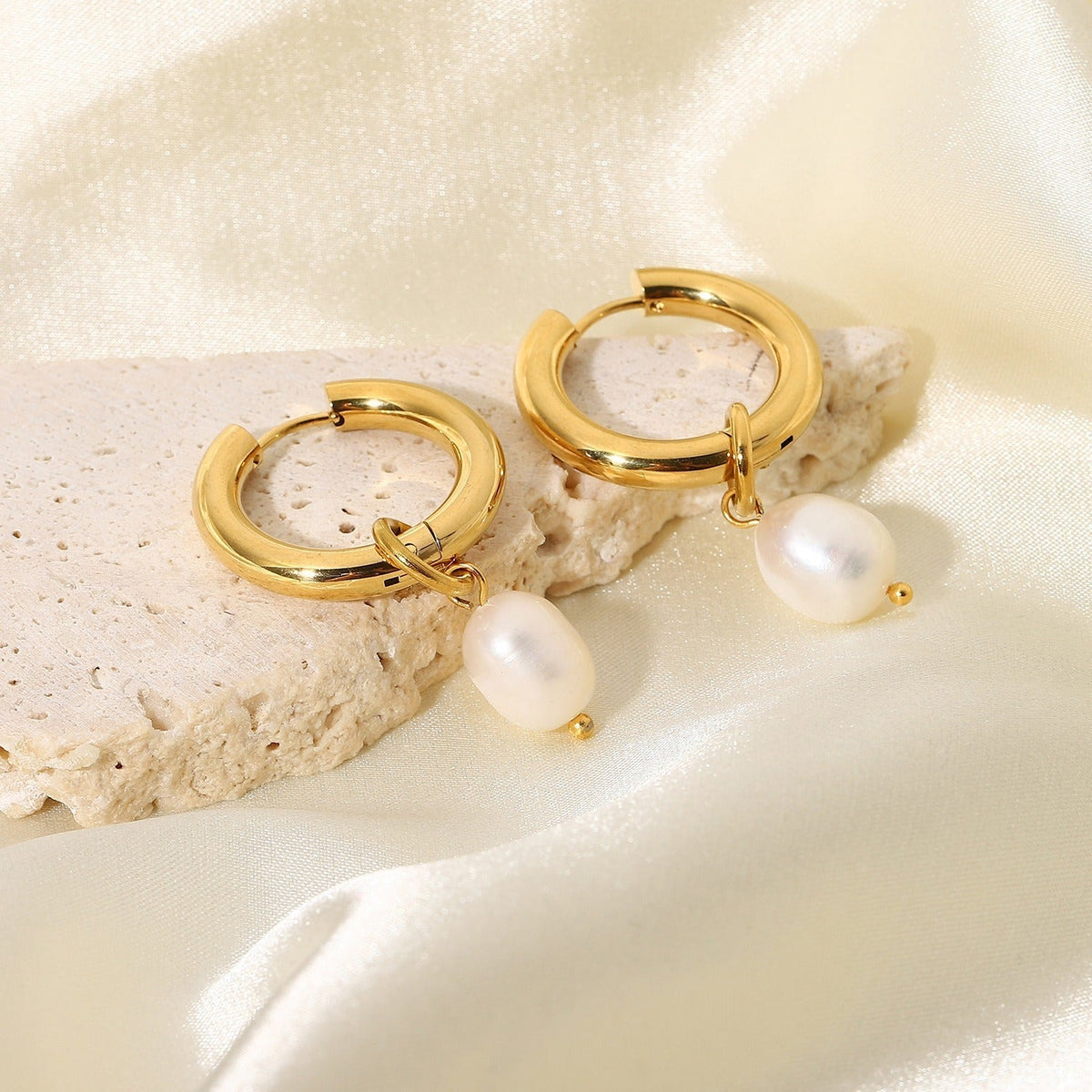 Ada – Chic Pearl Earrings