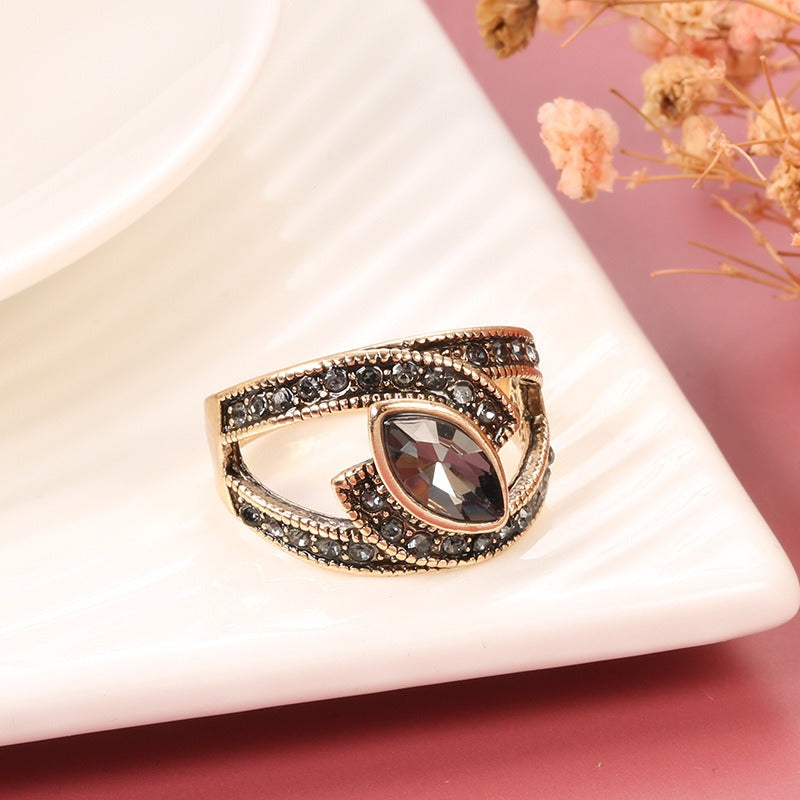 Amena – Chic Ring of Dark Crystal