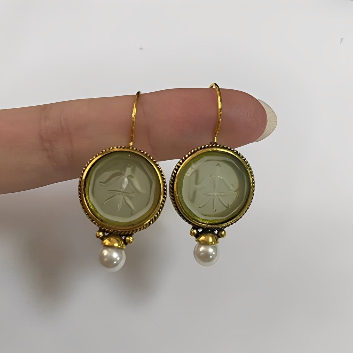 Nolwenn – Vintage Earrings Featuring Pearl and Emerald
