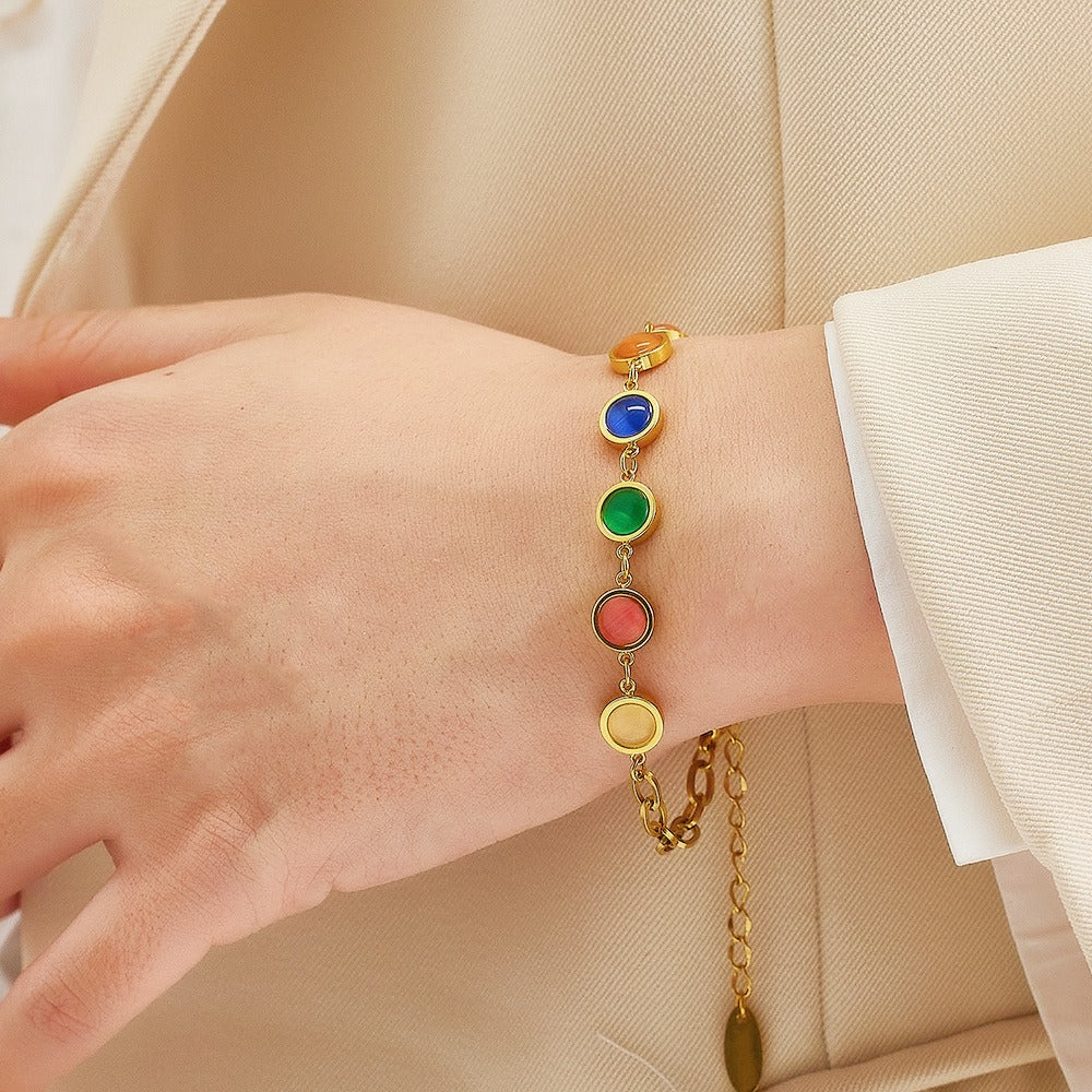 Maisie – Gold bracelet featuring a colorful stone