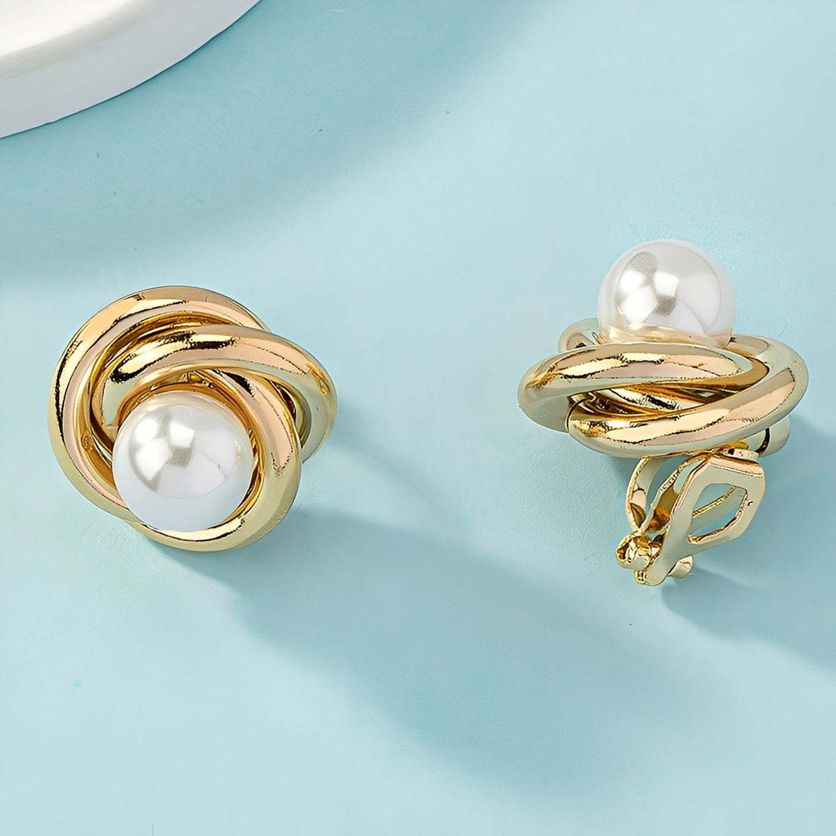 Krisna – Chic Gold Earrings with Pearls