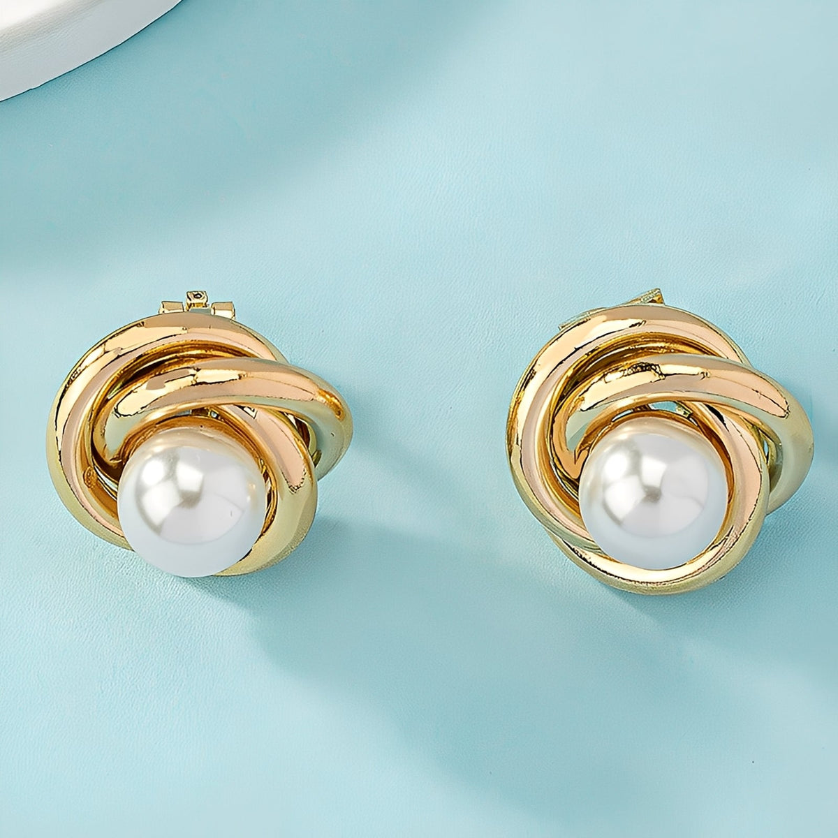 Krisna – Chic Gold Earrings with Pearls