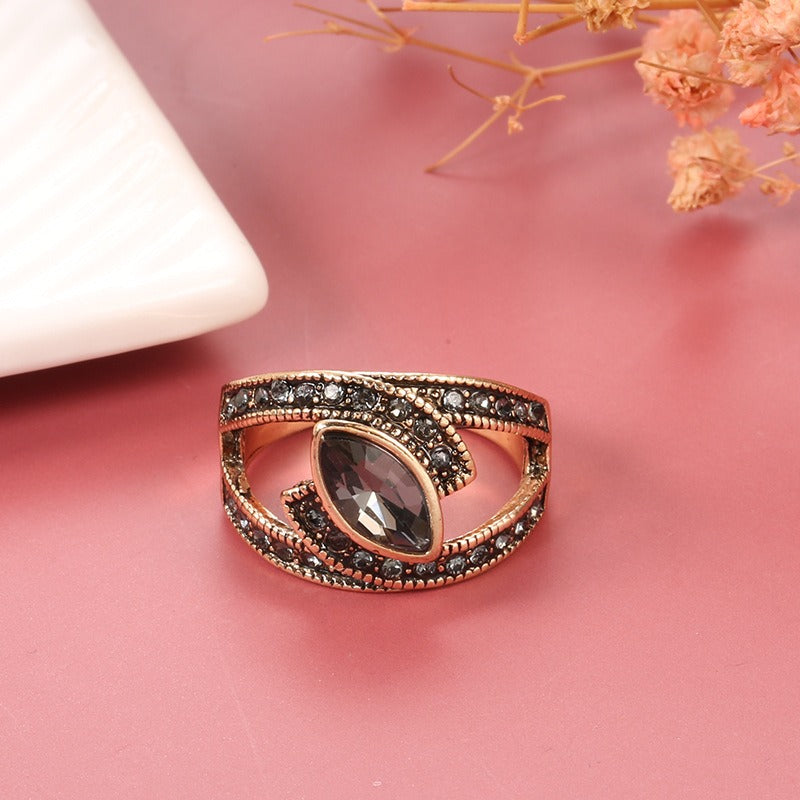 Amena – Chic Ring of Dark Crystal