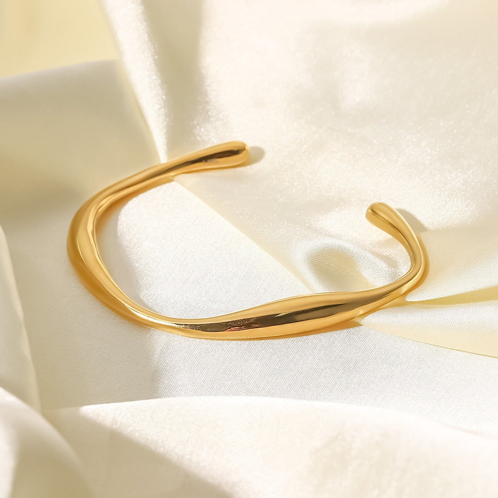 Gayle – Chic Möbius Bracelet