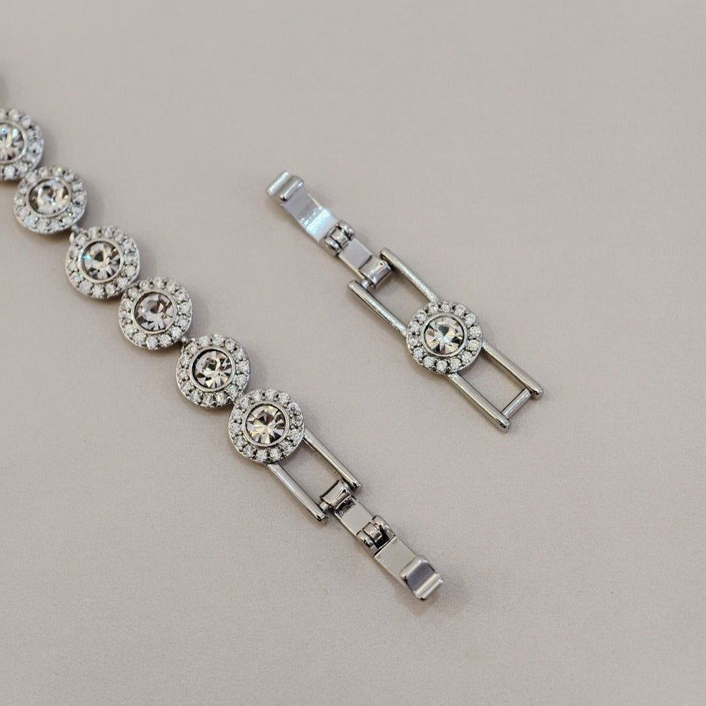 Victoria – Necklace and Bracelet Featuring Shimmering Round Button