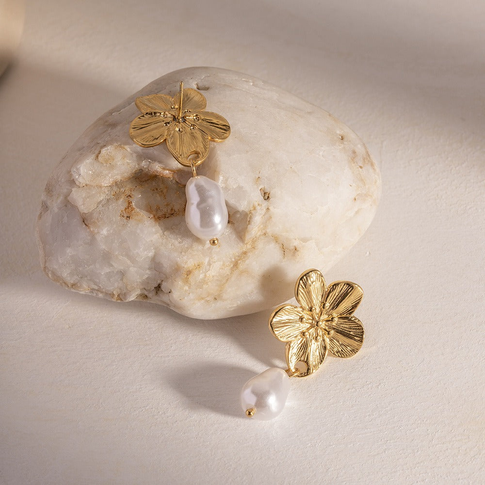 Ember – Earrings Flower Design with Golden Pearls