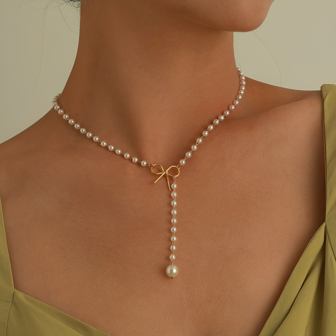 Antoneth – Necklace Featuring Bow-Shaped Pendant and Pearl