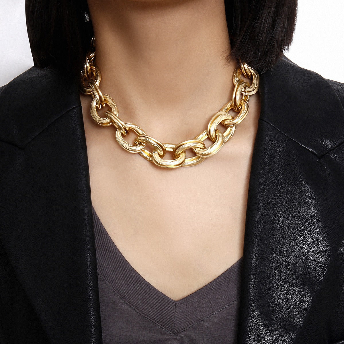 Alessia – Necklace featuring wide golden links