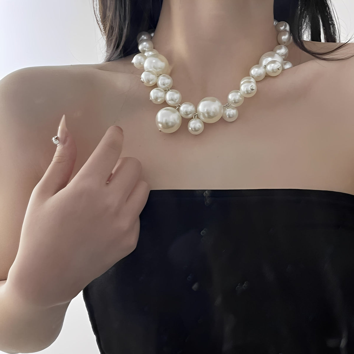 Lucie – Stylish Luxury Necklace with Large and Small Pearls
