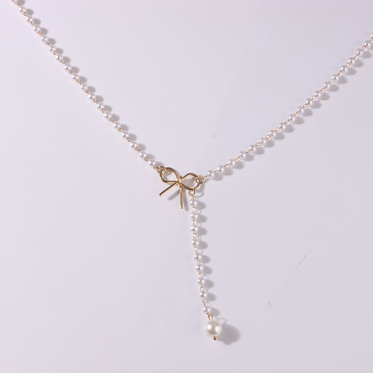 Antoneth – Necklace Featuring Bow-Shaped Pendant and Pearl