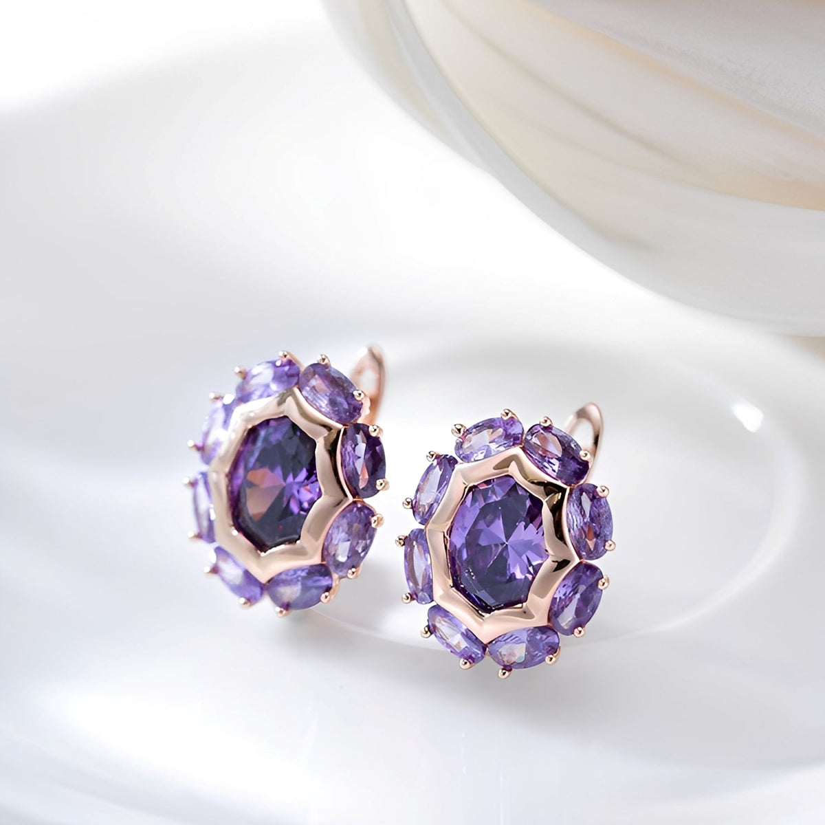 Saphira – Golden Earrings & Violet Zircon