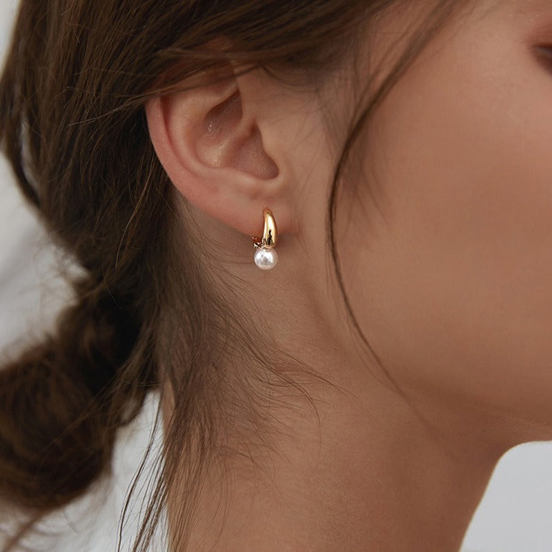 Maelle – Gold Earrings featuring a Single Pearl