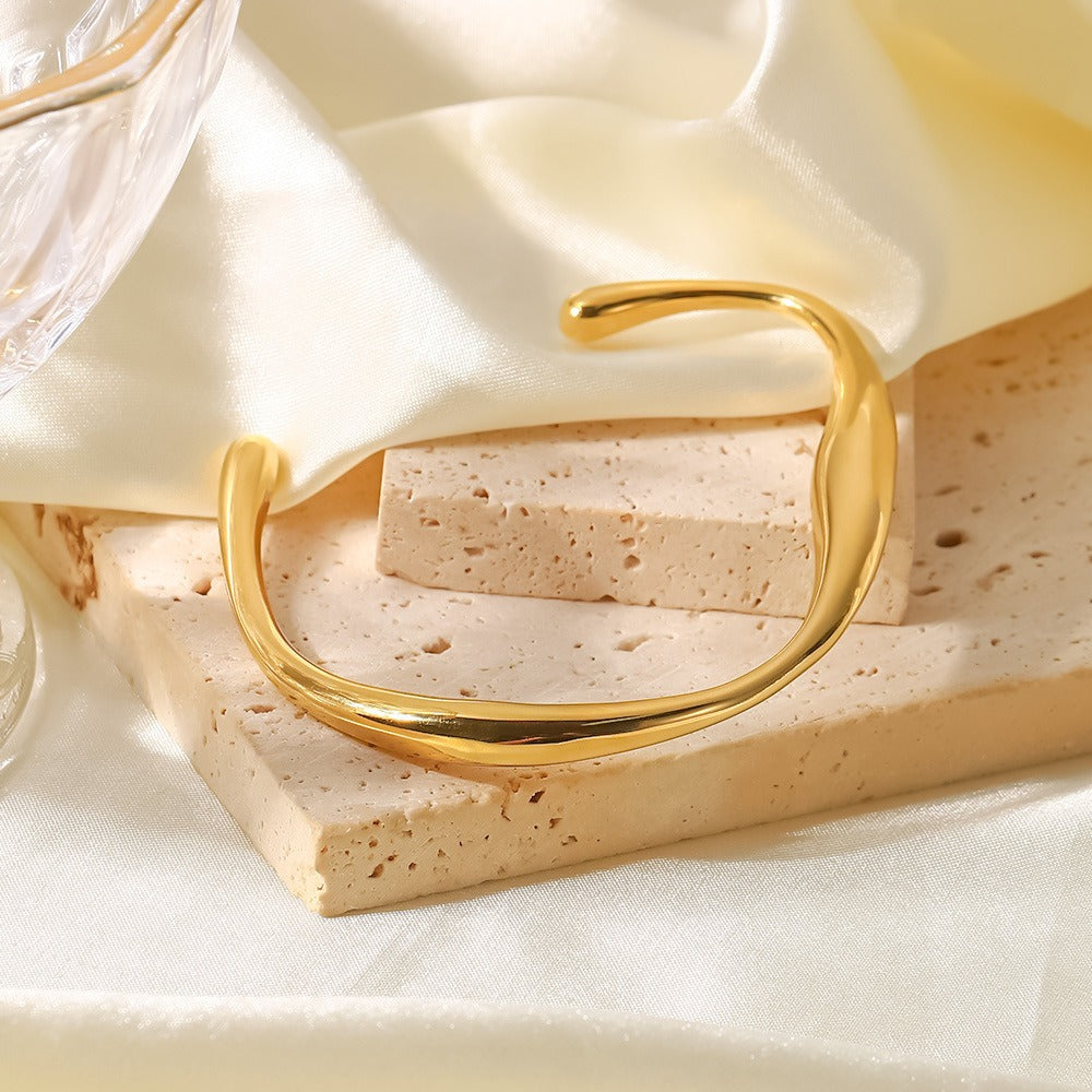 Gayle – Chic Möbius Bracelet