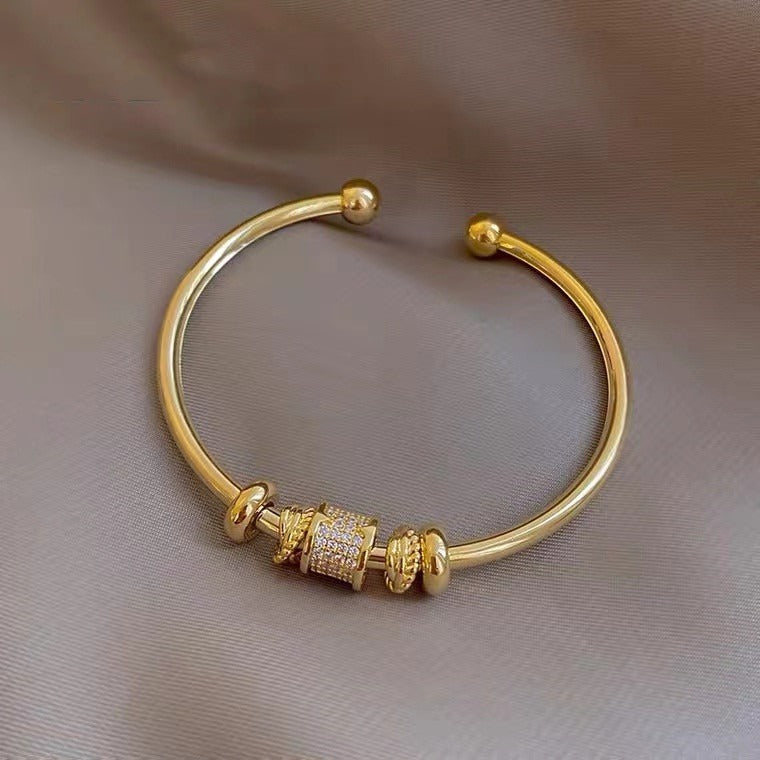 Amalia – Adjustable Bracelet with Golden Charms