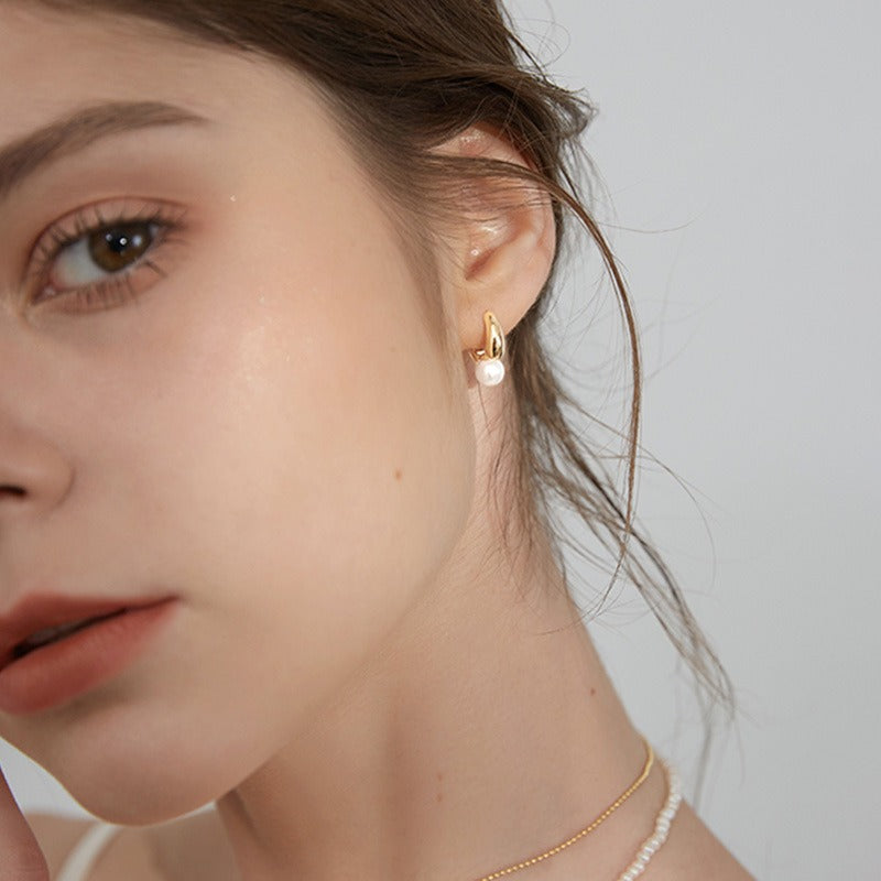 Maelle – Gold Earrings featuring a Single Pearl