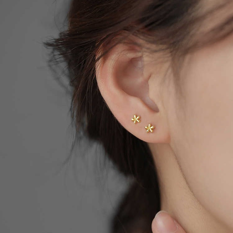 Lily – Small Earrings Crafted from Gold