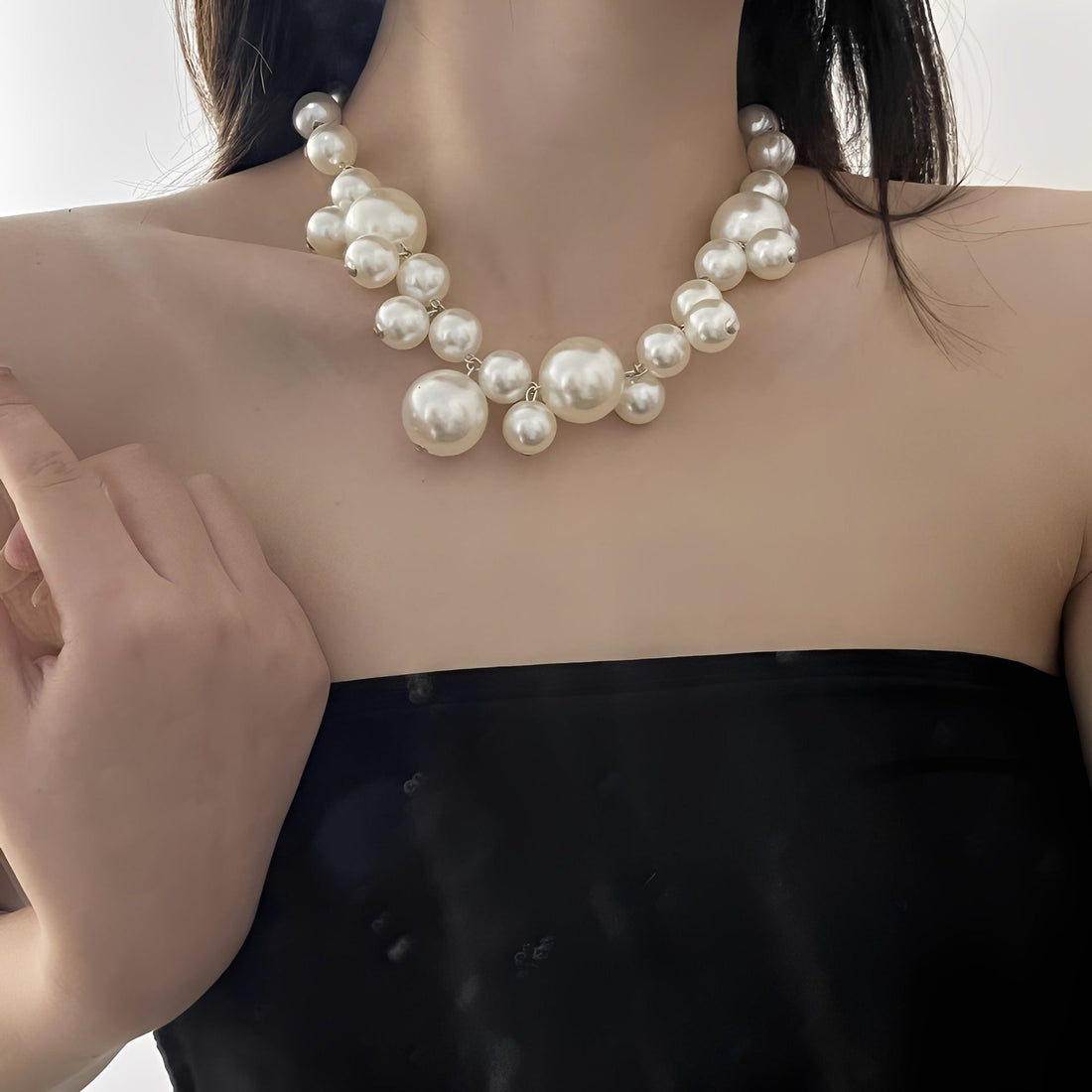Lucie – Stylish Luxury Necklace with Large and Small Pearls