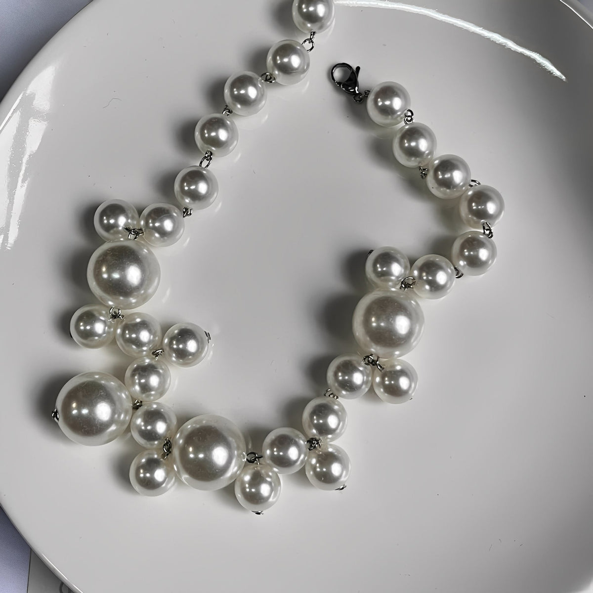 Lucie – Stylish Luxury Necklace with Large and Small Pearls