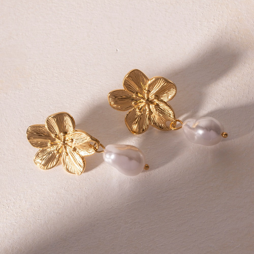 Ember – Earrings Flower Design with Golden Pearls