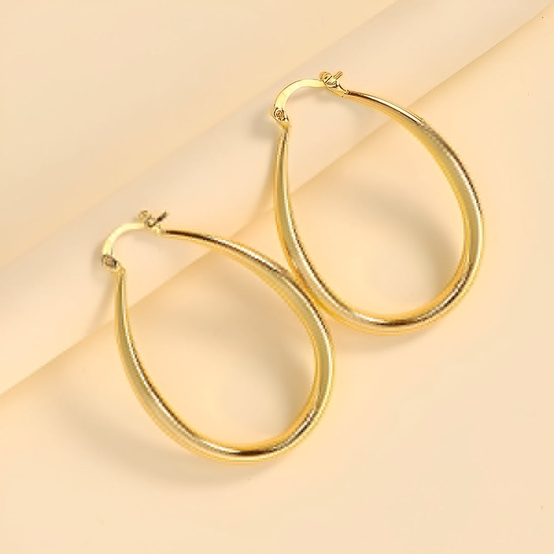Elysse – Trendy Hoops in Gold