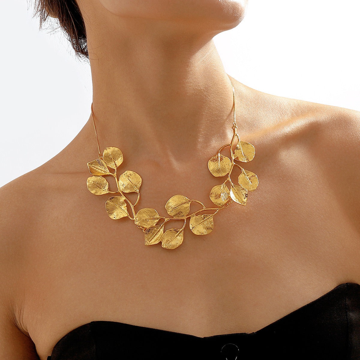 Mitena – Necklace Crafted from Metal in Leaf Design