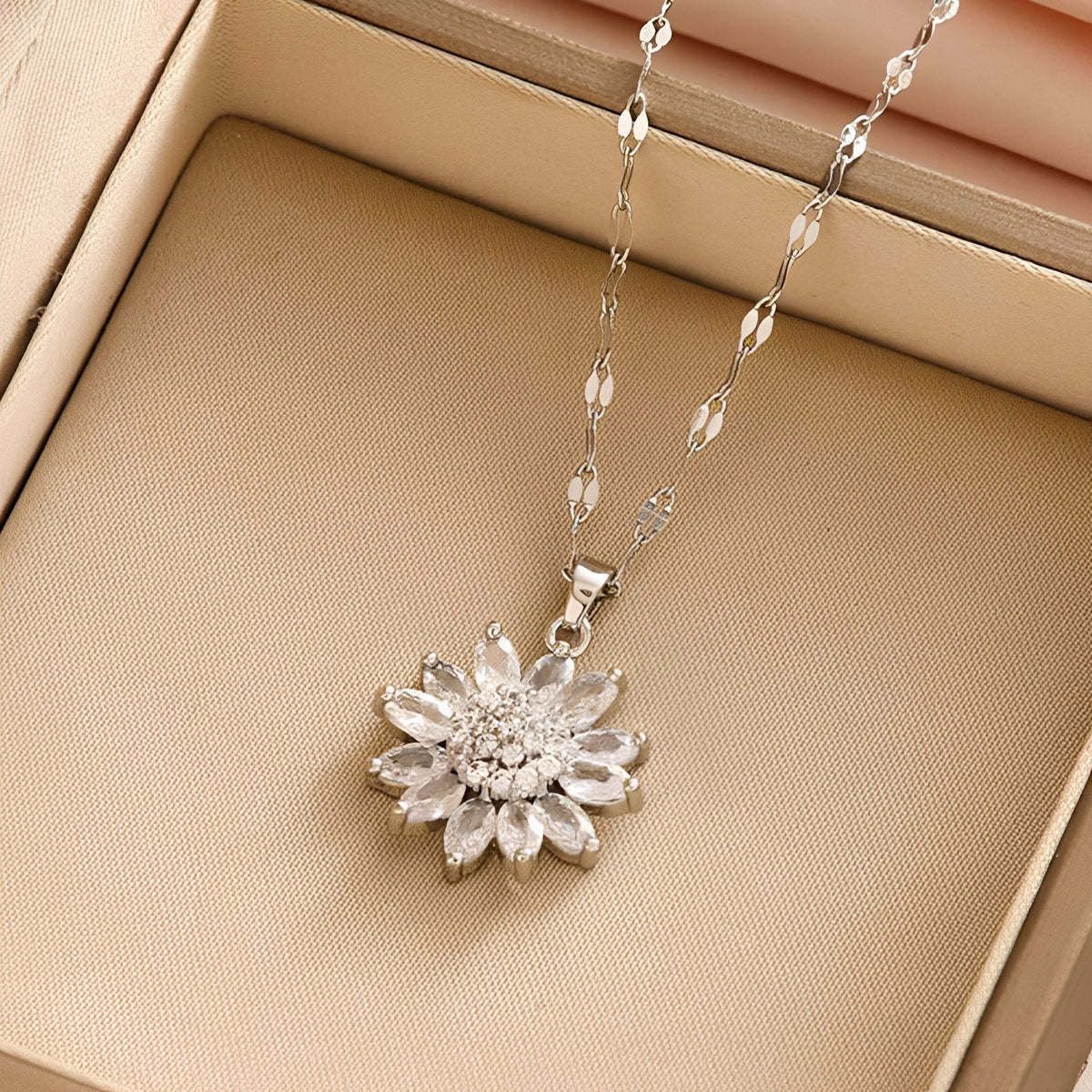 Anaya – Zigzag radiant sunflower necklace