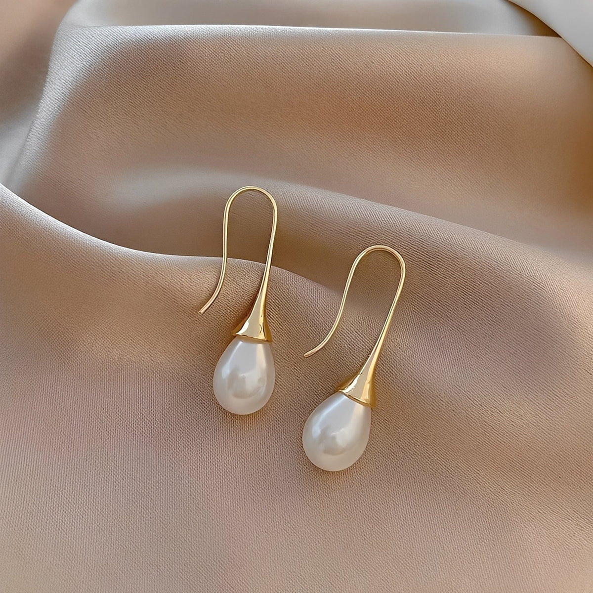 Helena – Timeless Pearl Earrings