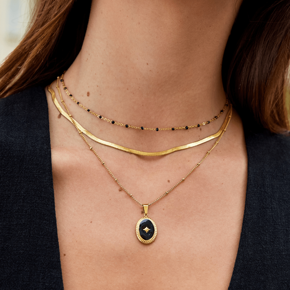 Yara – Chic Black Pearl Necklace