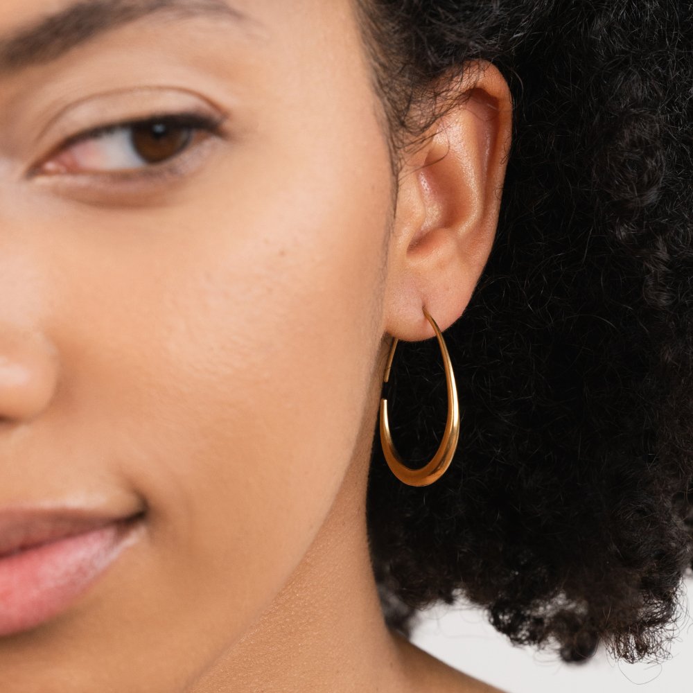 Nica – Modern Golden Hoops