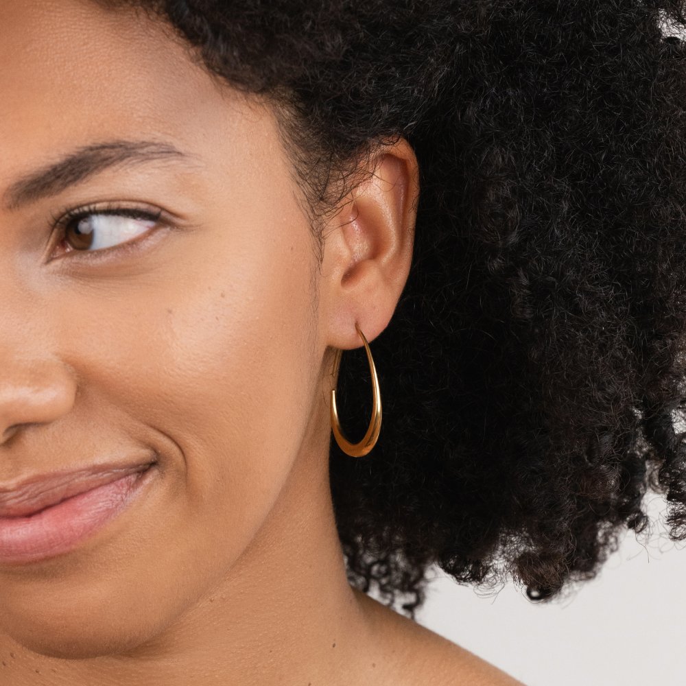 Nica – Modern Golden Hoops