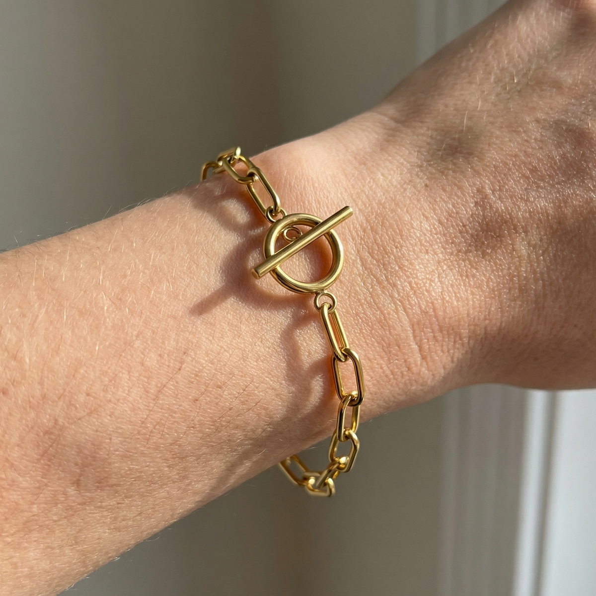 Millie – T-Bar Bracelet featuring Rectangular Elements in Gold