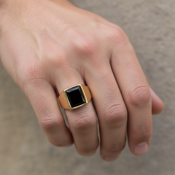Daro – Men's Signet Ring Featuring Black Stone
