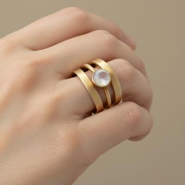 Jaira – Vintage Yellow Gold Ring with Integrated Moonstone