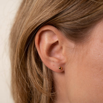 Eman - Heart Stud Earrings in Gold