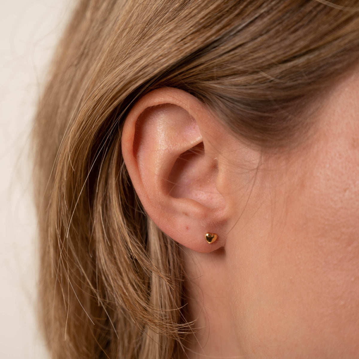 Eman - Heart Stud Earrings in Gold