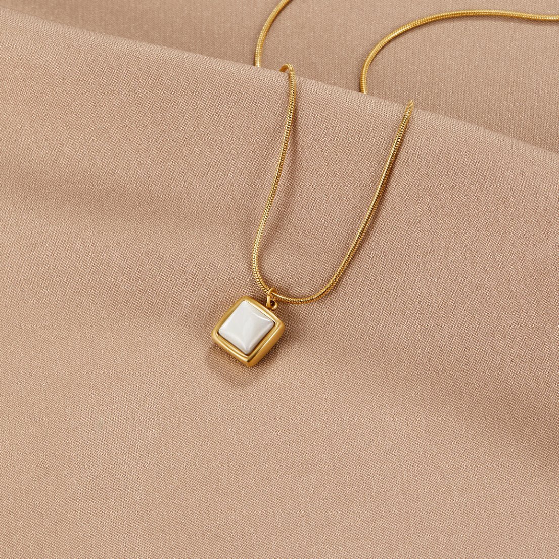 Riva – Necklace featuring a pendant crafted from shimmering moonstone