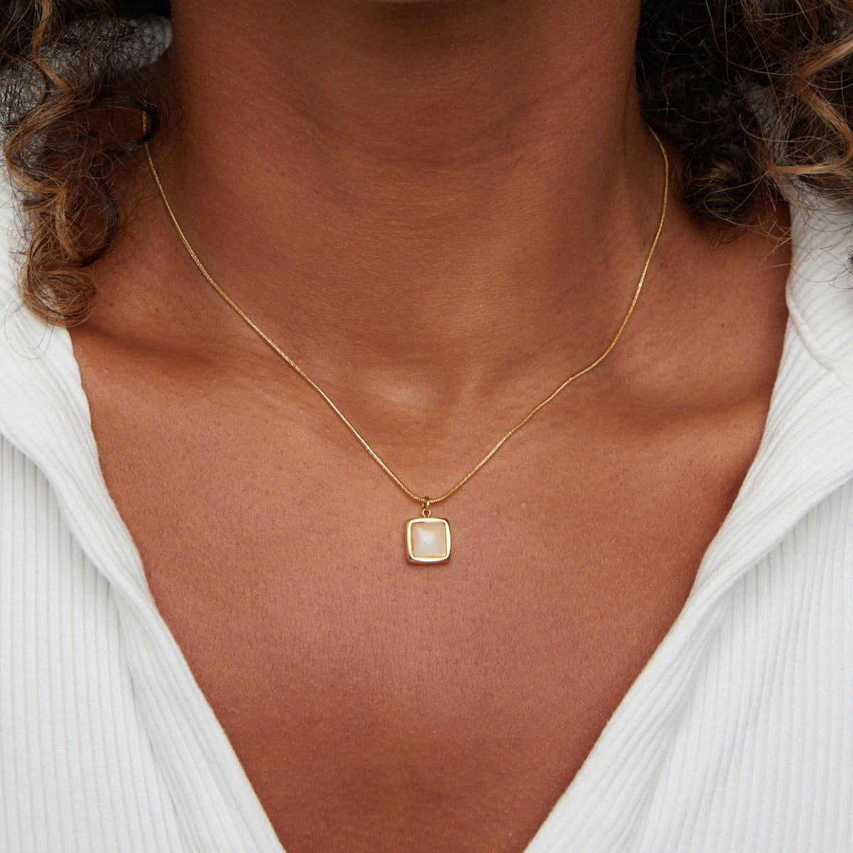 Riva - Pendant Necklace Featuring Moonstone
