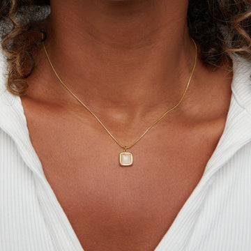 Riva – Necklace featuring a pendant crafted from shimmering moonstone