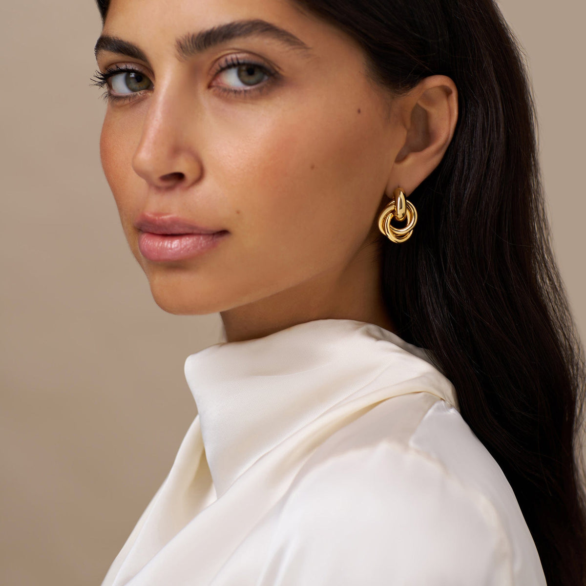Rania – Gold Earrings with Intertwined Design
