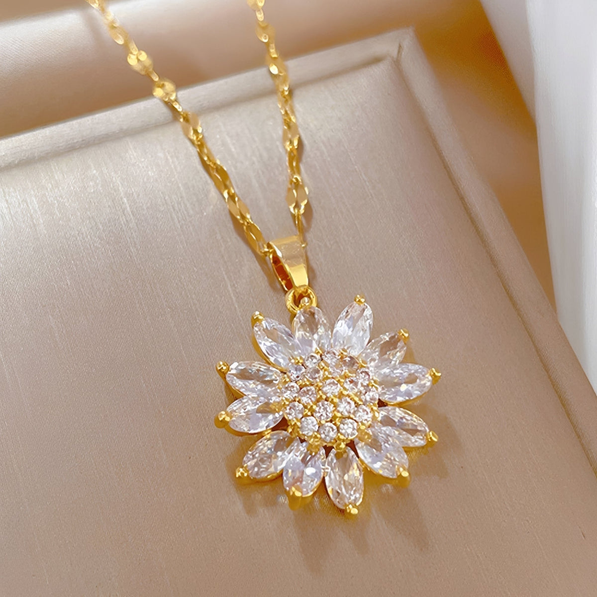 Anaya – Zigzag radiant sunflower necklace