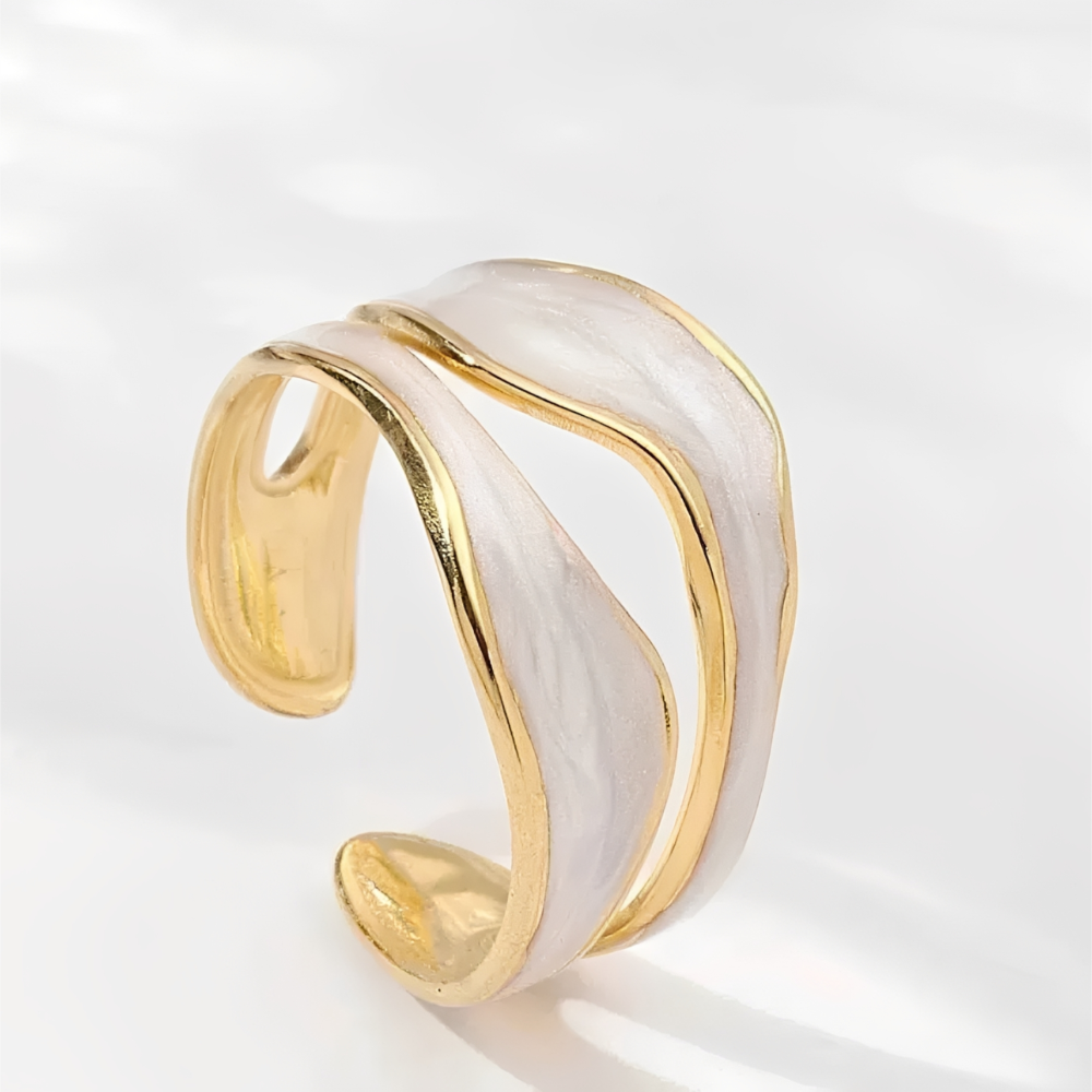 Niana – Vintage Ring Crafted from Light Metal