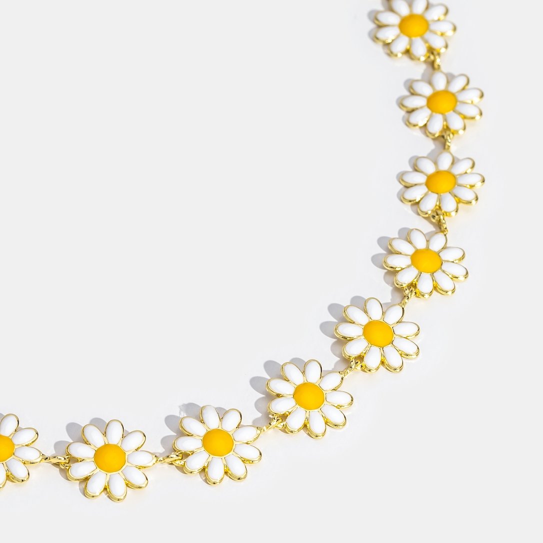 Lilith - Daisy Necklace in White
