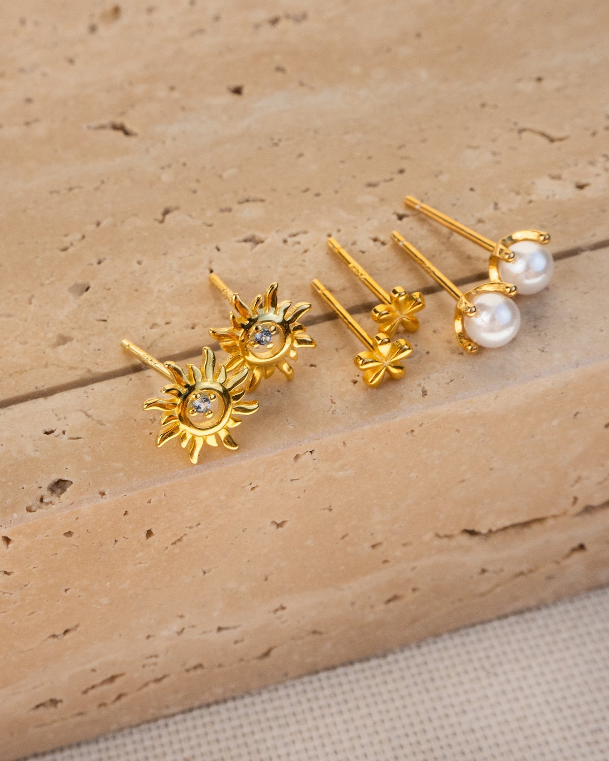 Jessi - Golden pearl stud earrings