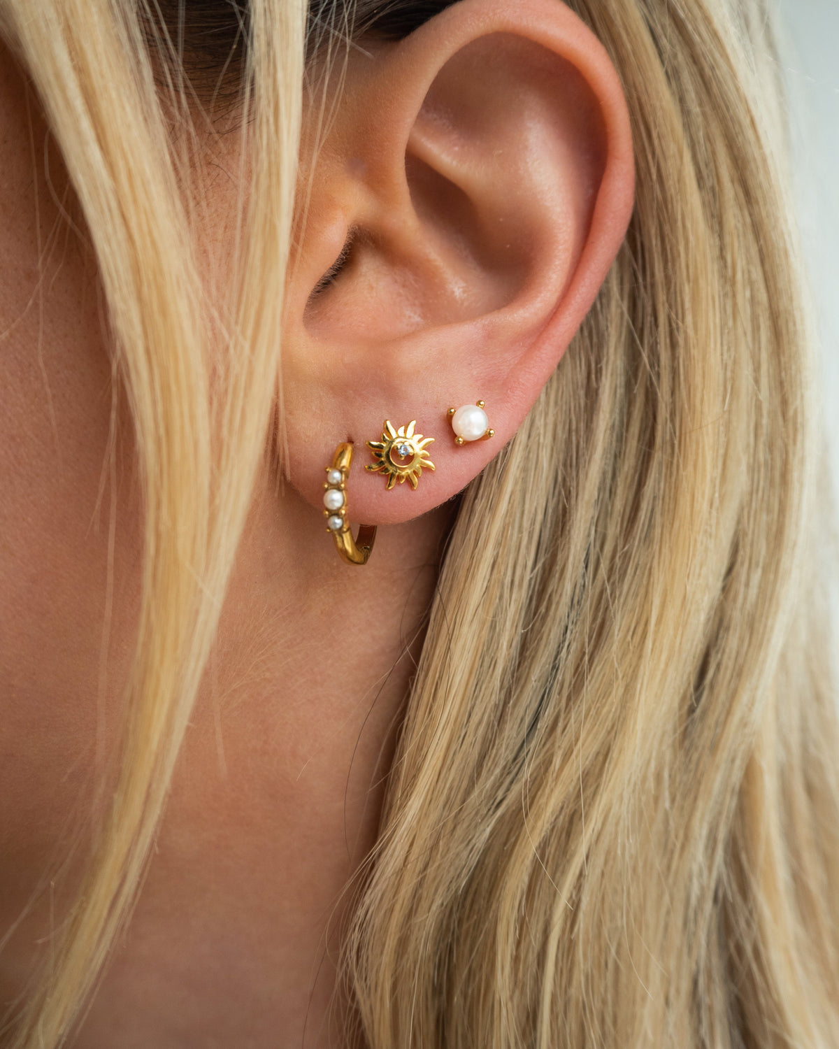 Jessi - Golden pearl stud earrings