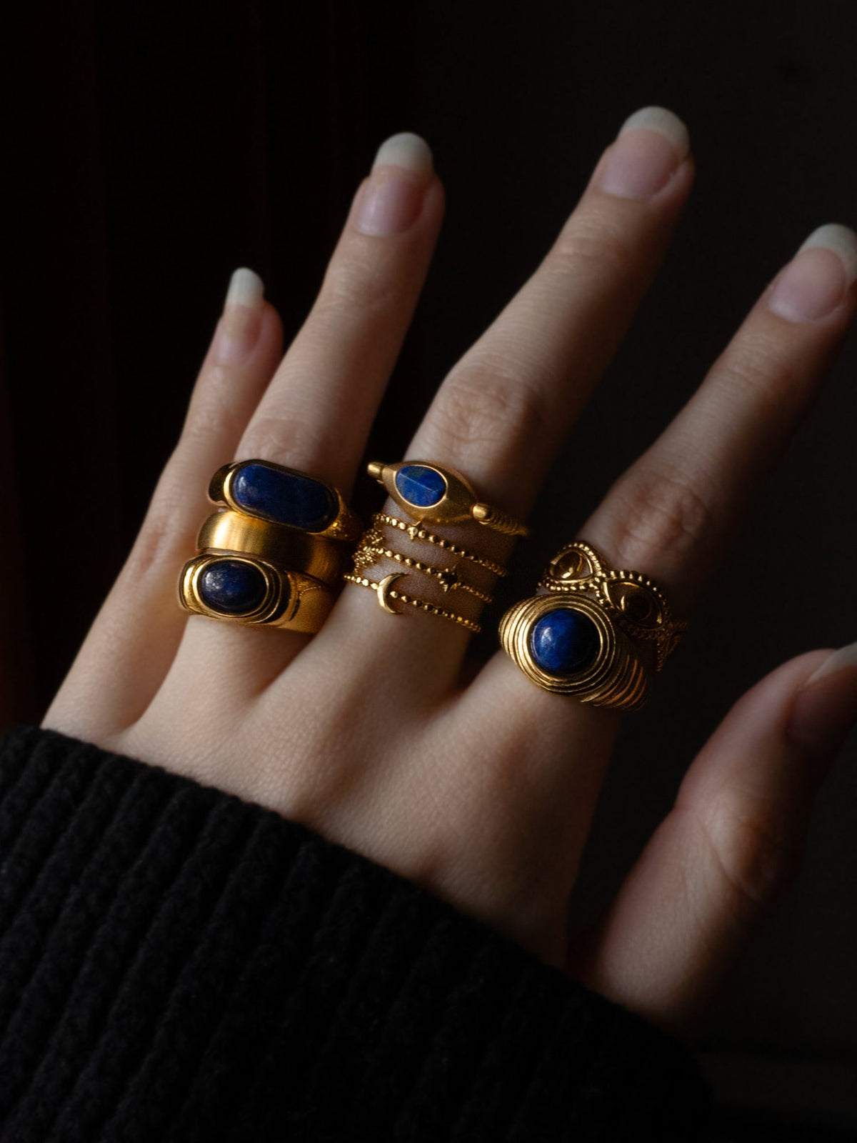 Aria - Smooth gold ring with blue stone